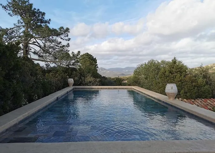 Tizzano, Vue Avec Piscine Сартен