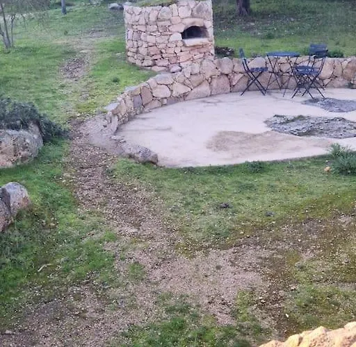 Tizzano, Vue Avec Piscine Сартен